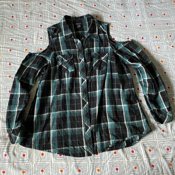 Torrid, cold shoulder button up - Picture 1 of 4